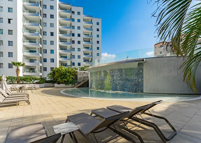 Poolside Escape - Airco & Heated Pool 아데제