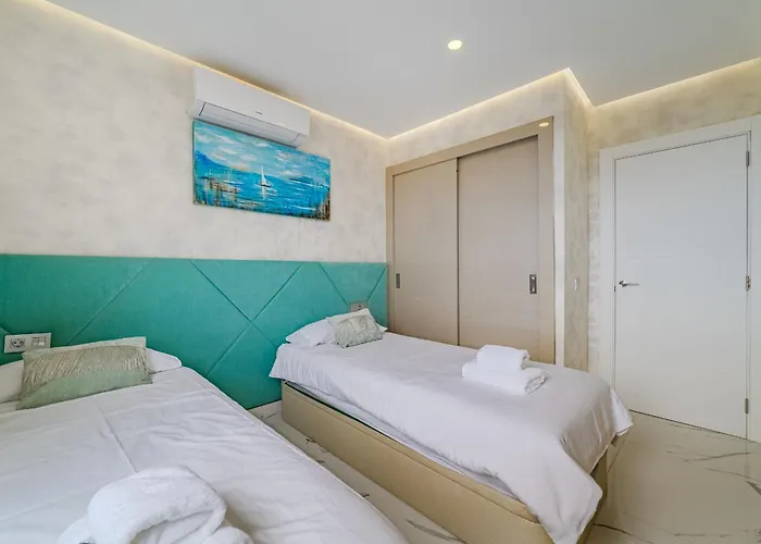 Poolside Escape - Airco & Heated Pool 아파트