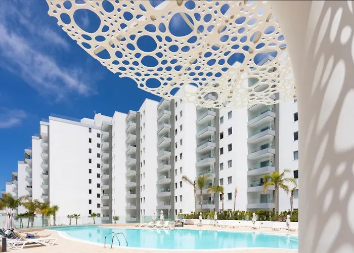 Poolside Escape - Airco & Heated Pool 아파트 아데제