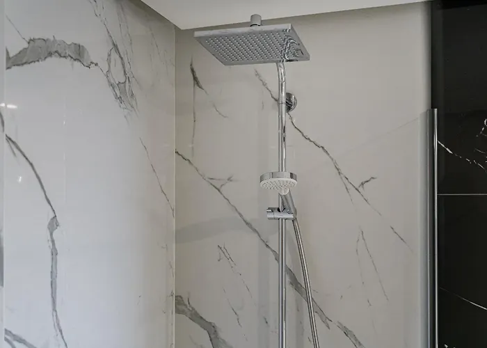 Poolside Escape - Airco & Heated Pool 아파트