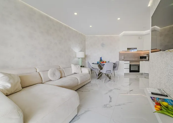 Poolside Escape - Airco & Heated Pool * 아데제