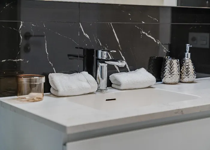 Poolside Escape - Airco & Heated Pool 아파트 아데제