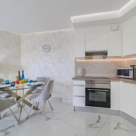 Poolside Escape Апартаменты Адехе