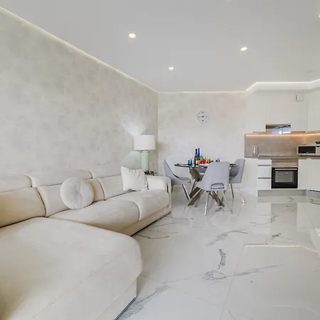 Poolside Escape * Адехе