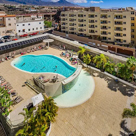 Poolside Escape Адехе