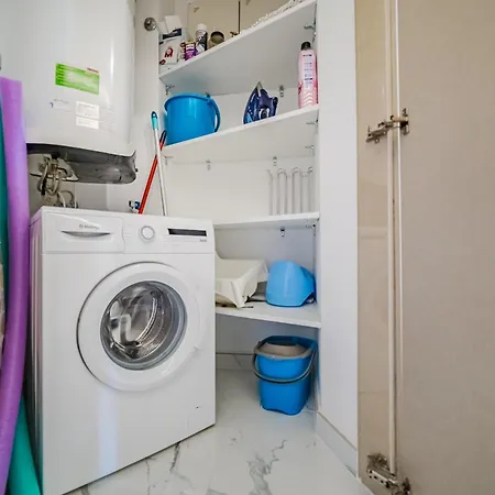 Апартаменты Poolside Escape Адехе