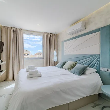 Poolside Escape Адехе